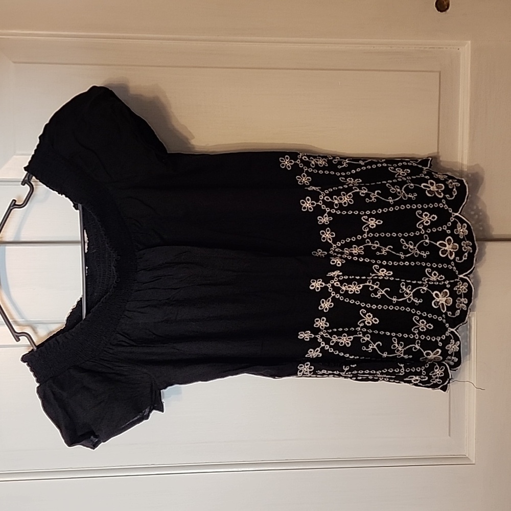 Old Navy scoop neck T-shirt, black and white, size M